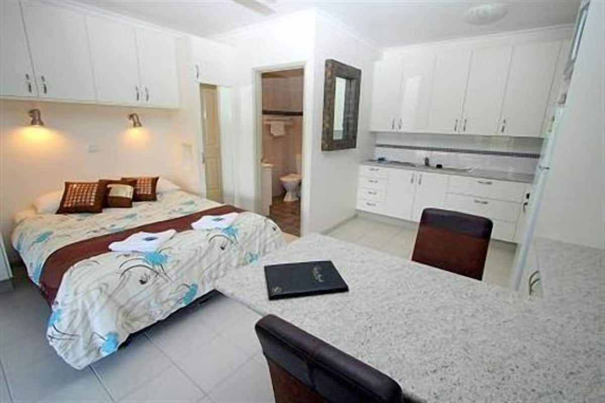 Executive-Studio, Meerblick (Min 3 Night Stay) | Individuell dekoriert, Verdunkelungsvorhänge, Bügeleisen/Bügelbrett