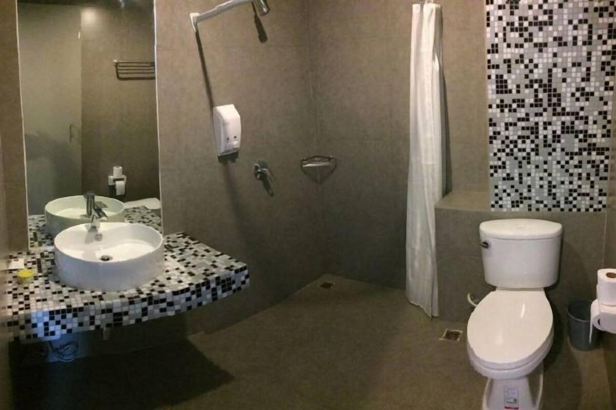 Salle de bain | Articles de toilette gratuits, chaussons, bidet, serviettes fournies