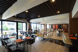 Breakfast, lunch and dinner served - Solace @ Srinakarin (Bangkok)