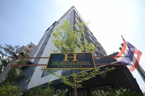 Une enseigne d’hôtel sur laquelle on peut lire : « The Heritage Hotels Srinakarin ».