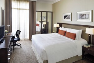 Apartment, 3 Bedrooms, City View (Corner) | Peralatan tempat tidur premium, peti besi dalam bilik, meja