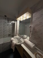 Quarto casal | Banheiro | Produtos de toalete grátis, secador de cabelo, bidê, toalhas de banho