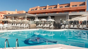 2 Außenpools, Sonnenschirme, Liegestühle