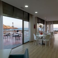 2 bars/lounges, 2 poolside bars