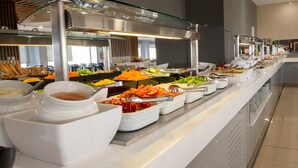 Ein reichhaltiges Buffet mit verschiedenen Speisen und Geschirr.