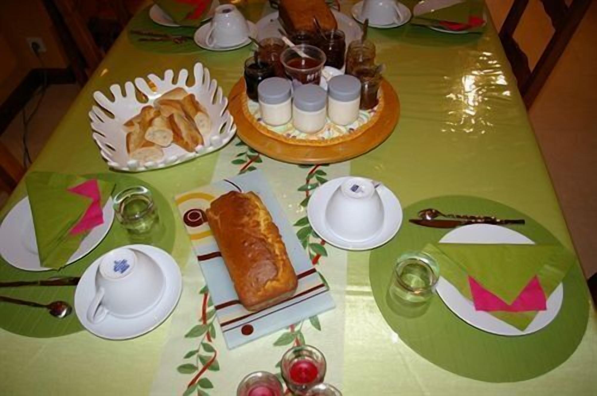 Petit déjeuner continental (8 EUR par personne)