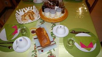 Dagelijks continentaal ontbijt (EUR 8 per persoon)