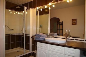 Quarto casal superior | Banheiro | Chuveiro, chuveiro com efeito de chuva, secador de cabelo 