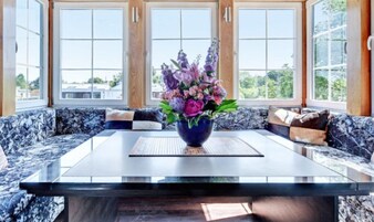 Televisión de pantalla plana, iPad, parlantes smart