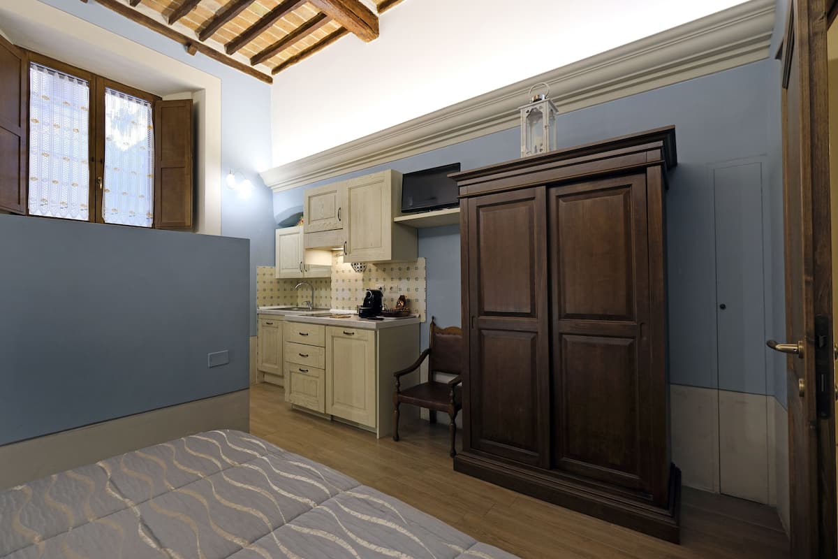 classic studio ground floor | 1 bedroom, frette italian sheets, premium bedding, desk