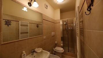 Un baño con lavabo, inodoro y ducha.