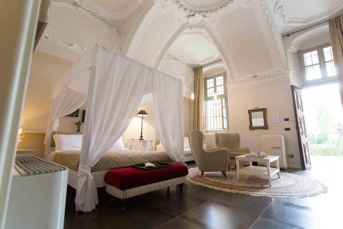 egyptian cotton sheets, hypo-allergenic bedding, minibar, in-room safe