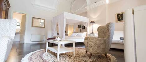 Egyptian cotton sheets, hypo-allergenic bedding, minibar, in-room safe