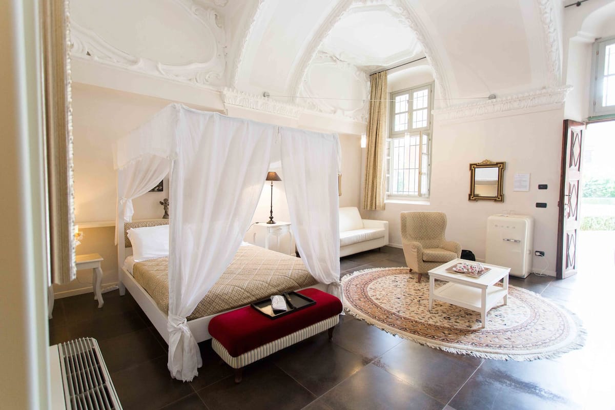 luxury room | egyptian cotton sheets, hypo-allergenic bedding, minibar, in-room safe