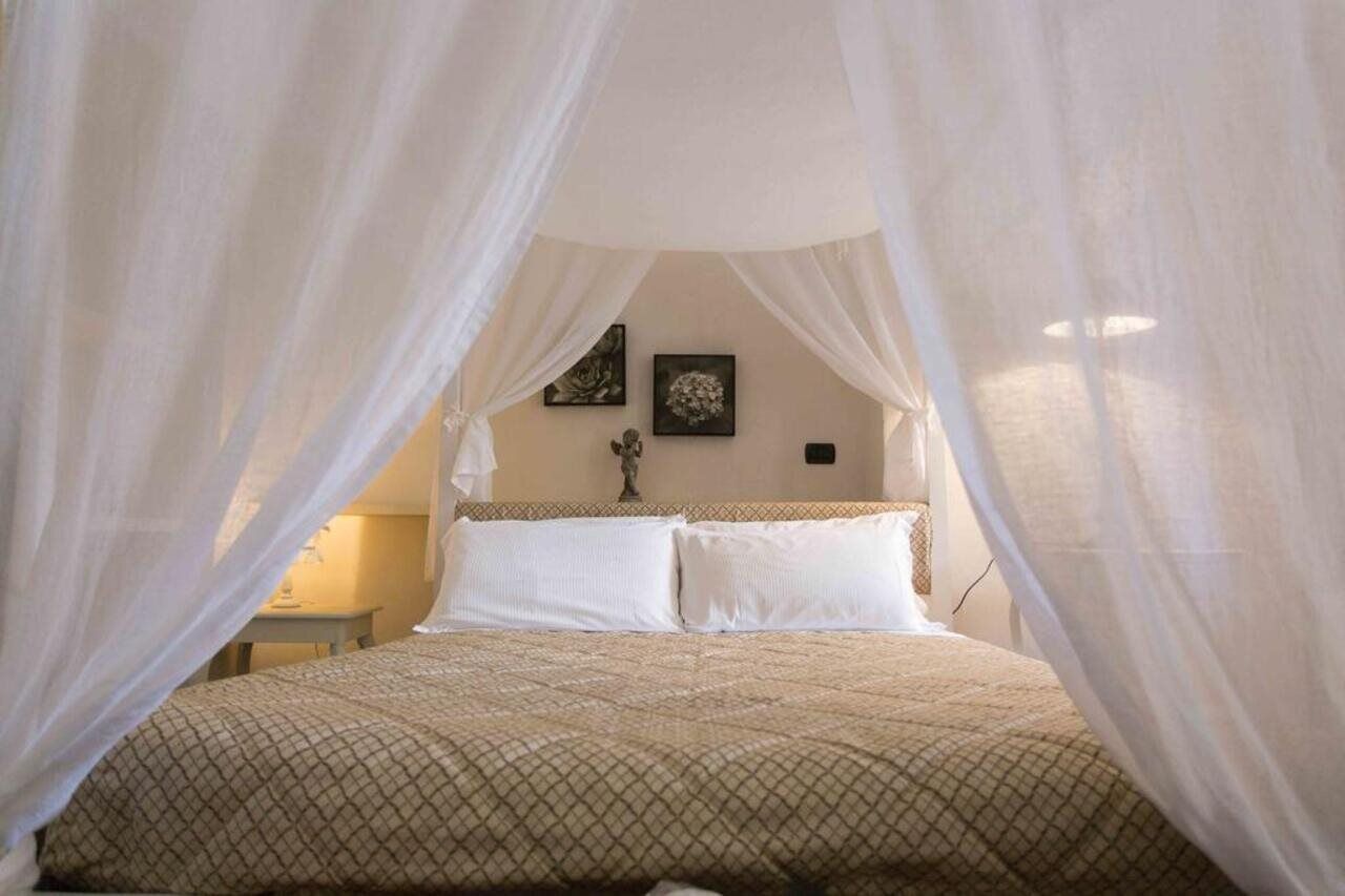 egyptian cotton sheets, hypo-allergenic bedding, minibar, in-room safe