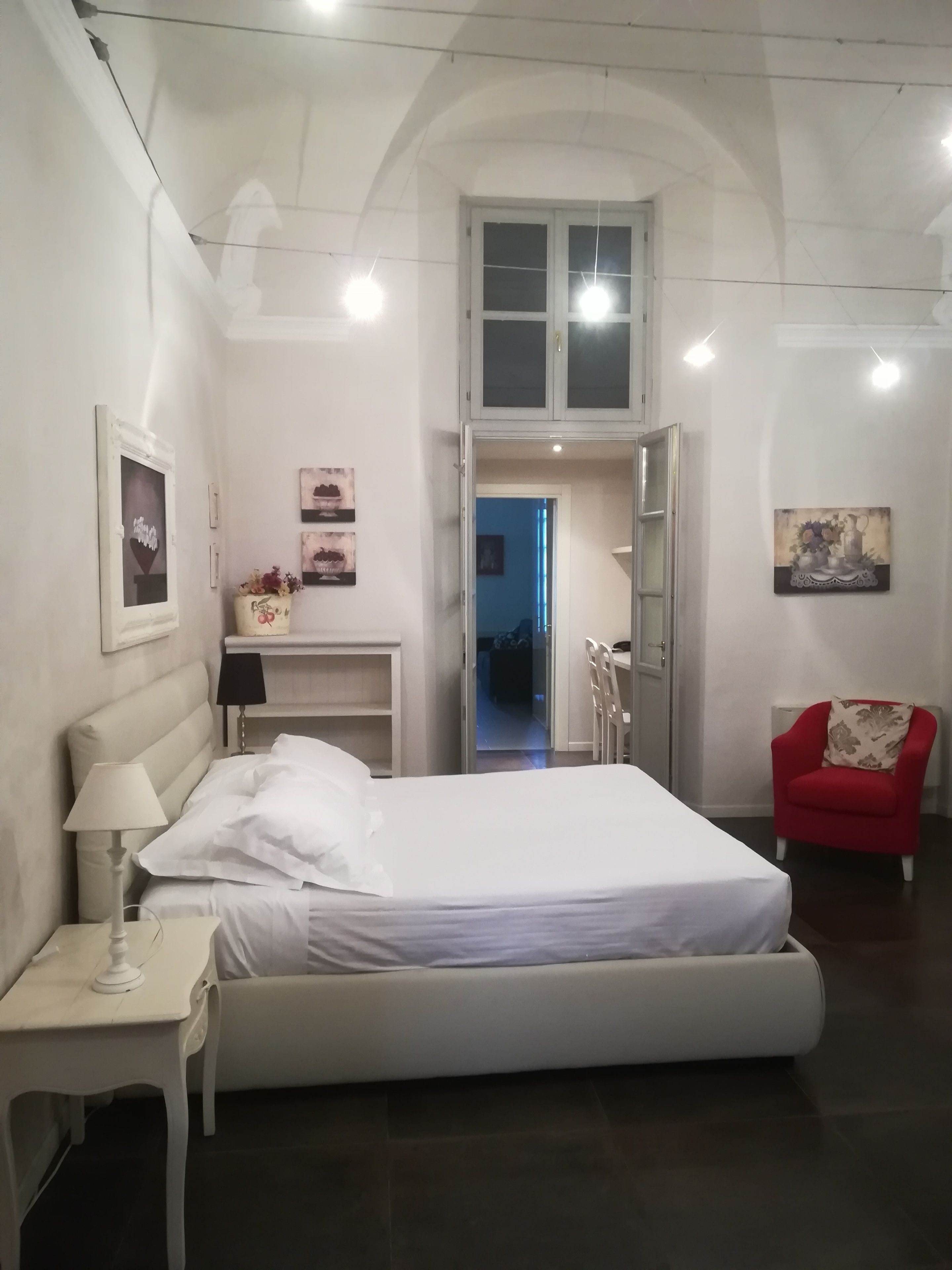 family room | egyptian cotton sheets, hypo-allergenic bedding, minibar, in-room safe