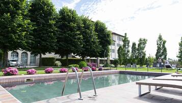 Piscine extérieure, chaises longues