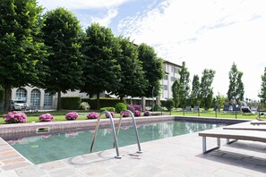 Outdoor pool, sun loungers - Somaschi Hotel (Cherasco)