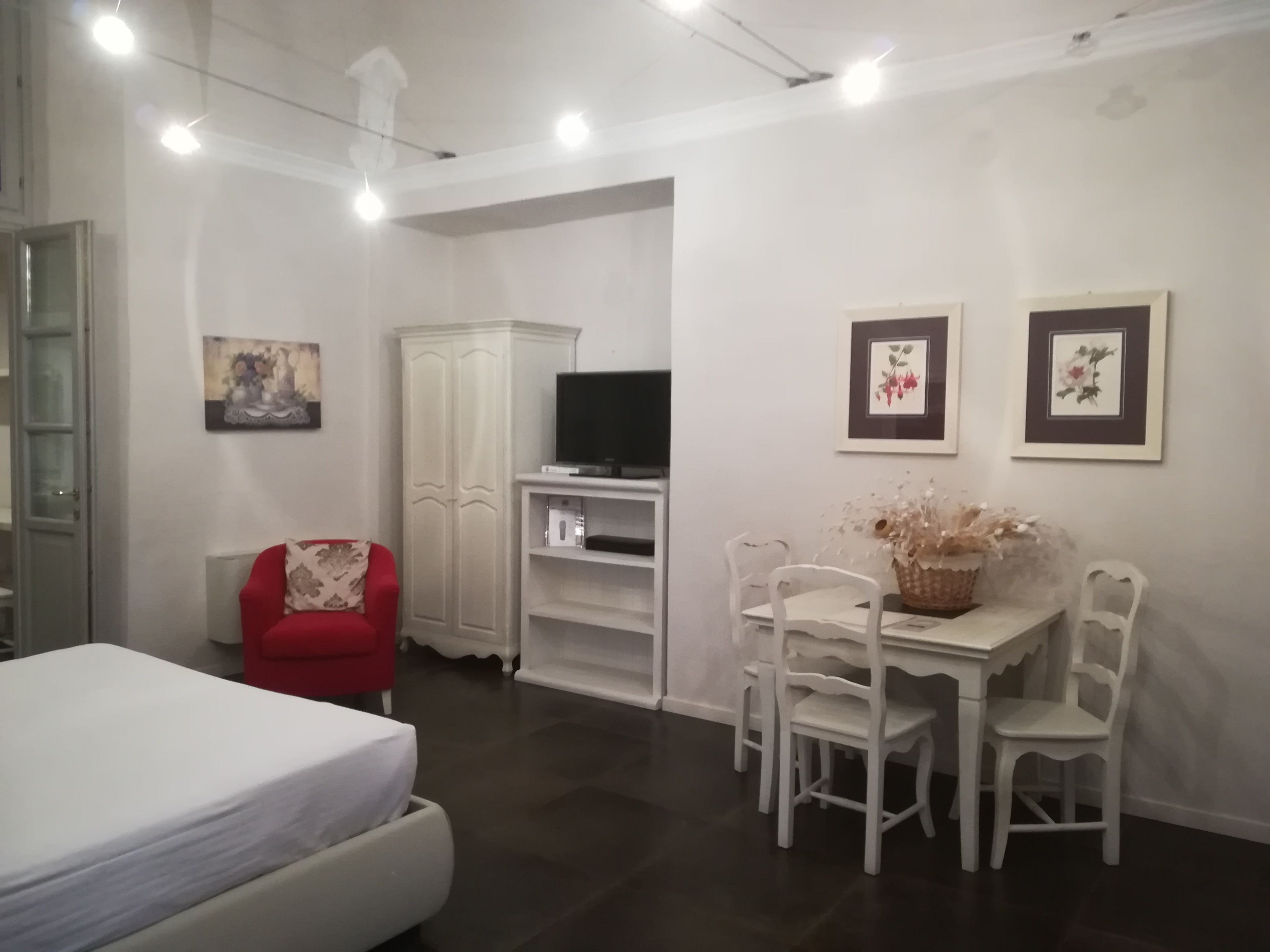 family room | egyptian cotton sheets, hypo-allergenic bedding, minibar, in-room safe