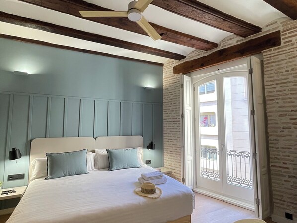 Egyptian cotton sheets, premium bedding, down duvets, memory-foam beds - Cosy Rooms Embajador (Valencia)