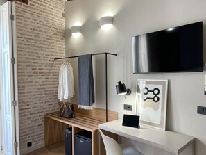 Deluxe Double Room, Balcony, City View Renovated | Egyptian cotton sheets, premium bedding, down comforters - Cosy Rooms Embajador (Valencia)