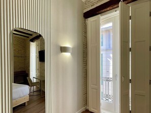 Egyptian cotton sheets, premium bedding, down duvets, memory-foam beds - Cosy Rooms Embajador (Valencia)
