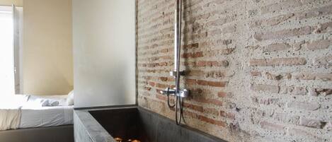 Un bagno moderno con una vasca da bagno ampia, una doccia e un design minimalista.