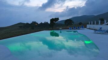 Piscina all'aperto, lettini