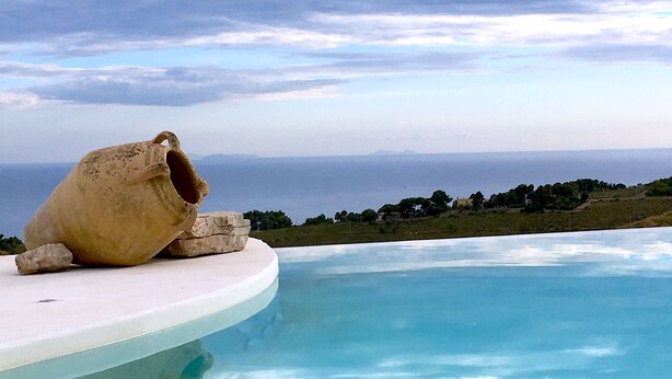 A pool with a view of the sea and a large pot on the edge. - Casamediterranea (Itri)