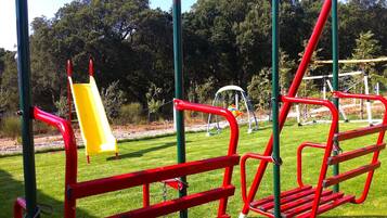 Área de juegos infantiles al aire libre