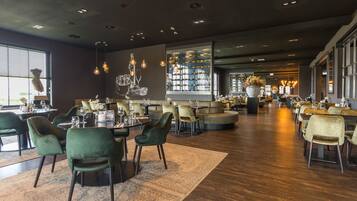 Lunch and dinner served