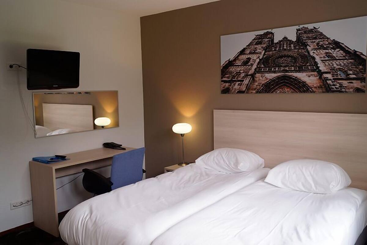 Escritorio, tabla de planchar con plancha, wifi gratis y ropa de cama