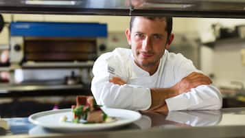 Breakfast and dinner served