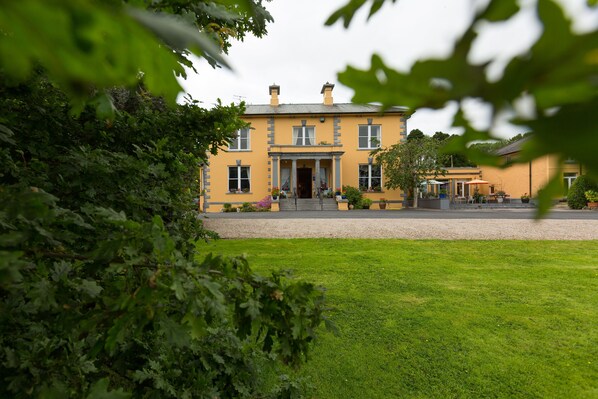 Front of property - The Mustard Seed at Echo Lodge (Ballingarry)