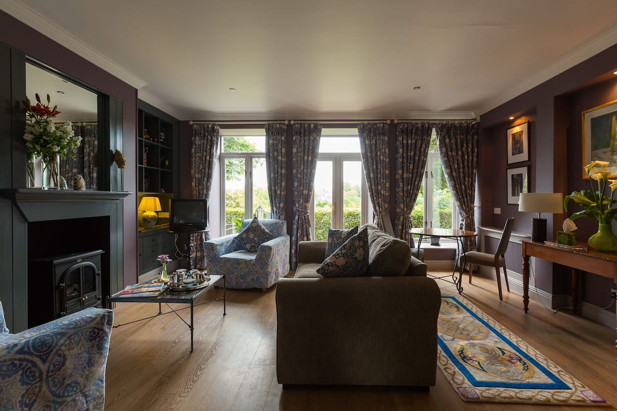 Deluxe Suite | Living area | TV