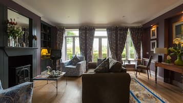 Deluxe-Suite | Wohnbereich | Fernseher