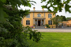 Front of property - The Mustard Seed at Echo Lodge (Ballingarry)
