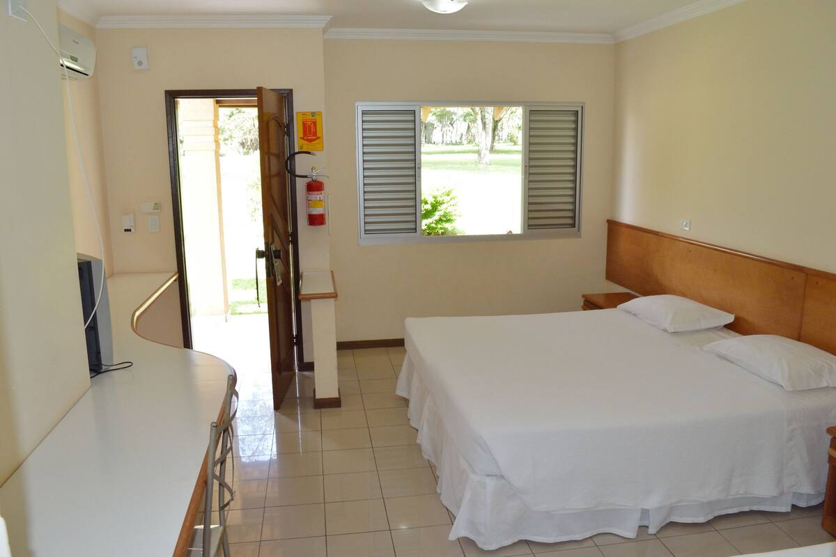 高級寢具、舒適加層、迷你吧、書桌