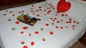 Dobbelt- eller tomannsrom – honeymoon, 1 queensize-seng, hageutsikt | Romfasilitet