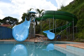 Indendørs pool, 4 udendørs pools, parasoller, liggestole