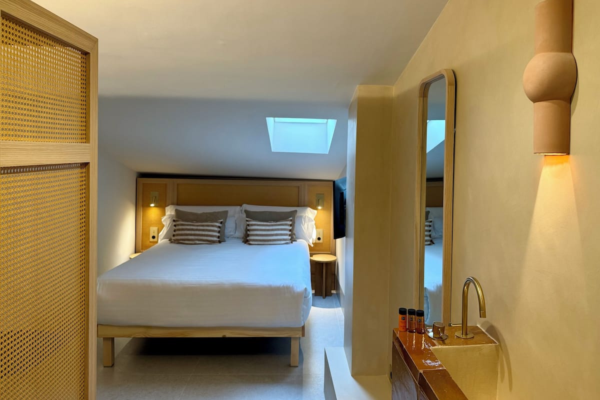 Habitación estándar doble abuhardillada reformada | Sábanas de algodón egipcio y ropa de cama de alta calidad