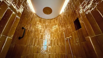 Een douche, een regendouche, gratis toiletartikelen, een haardroger