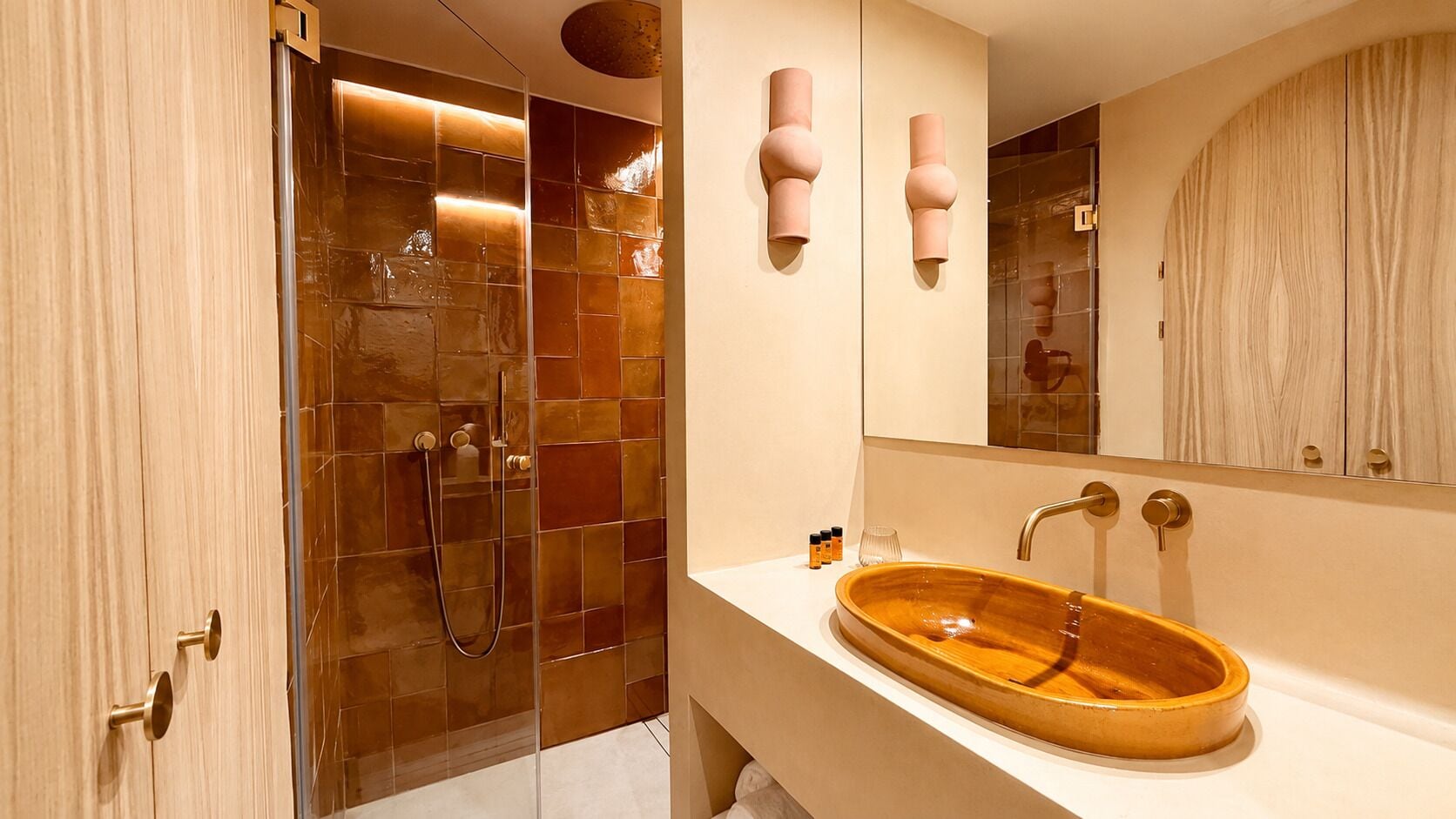 Een douche, een regendouche, gratis toiletartikelen, een haardroger