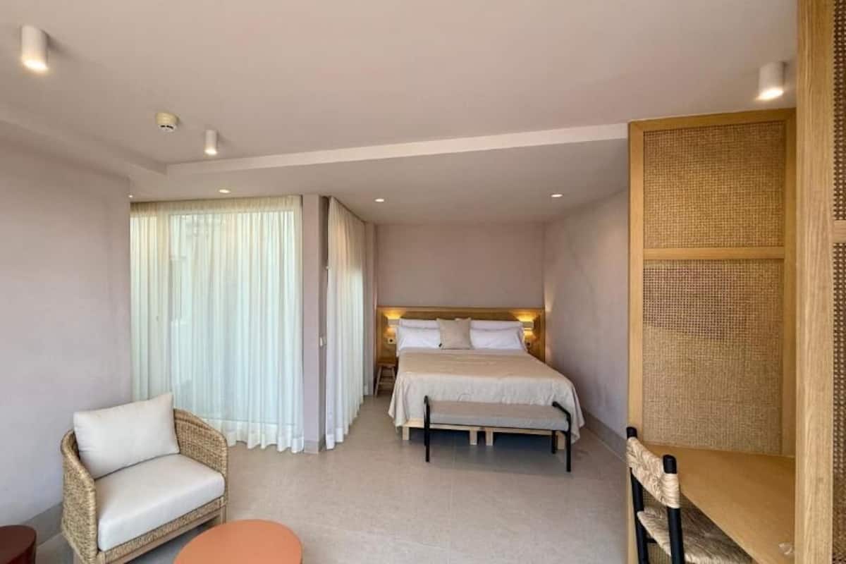 Deluxe dubbelrum - balkong - utsikt mot staden | Egyptiska bomullslakan, sÀngtillbehör av högsta kvalitet och duntÀcken