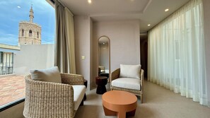 Premium tweepersoonskamer, 1 slaapkamer, terras, uitzicht op de stad | Lakens van Egyptisch katoen, luxe beddengoed, donsdekens