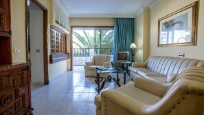 In-room safe, desk, blackout curtains, free WiFi - Hotel Rey Carlos (San Bartolomé de Tirajana)