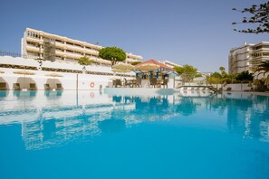 Outdoor pool, pool loungers - Hotel Rey Carlos (San Bartolomé de Tirajana)