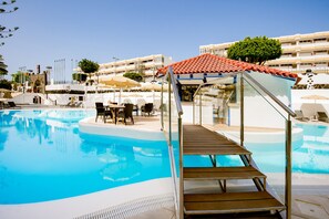 Outdoor pool, pool loungers - Hotel Rey Carlos (San Bartolomé de Tirajana)