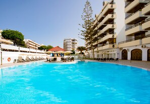 Outdoor pool, pool loungers - Hotel Rey Carlos (San Bartolomé de Tirajana)