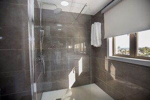 Shower, free toiletries, hair dryer, towels - Hotel Rey Carlos (San Bartolomé de Tirajana)